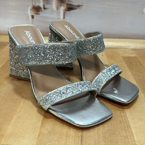 ABOUND SILVER SANDALS 5.5